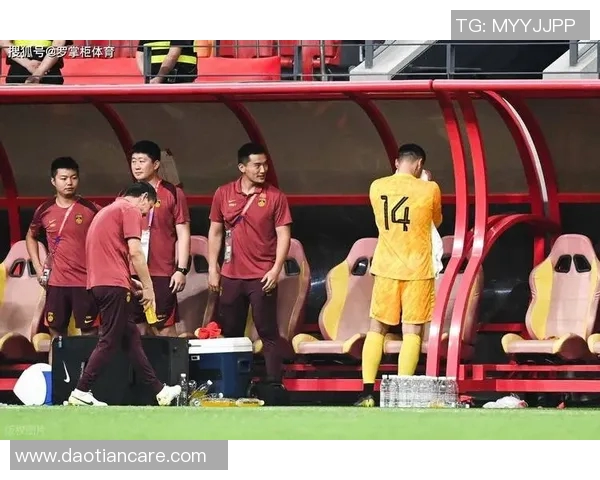 某足球明星因压力过大导致掉发引发粉丝热议与关心 某足球明星因压力过大导致掉发引发粉丝热议与关心